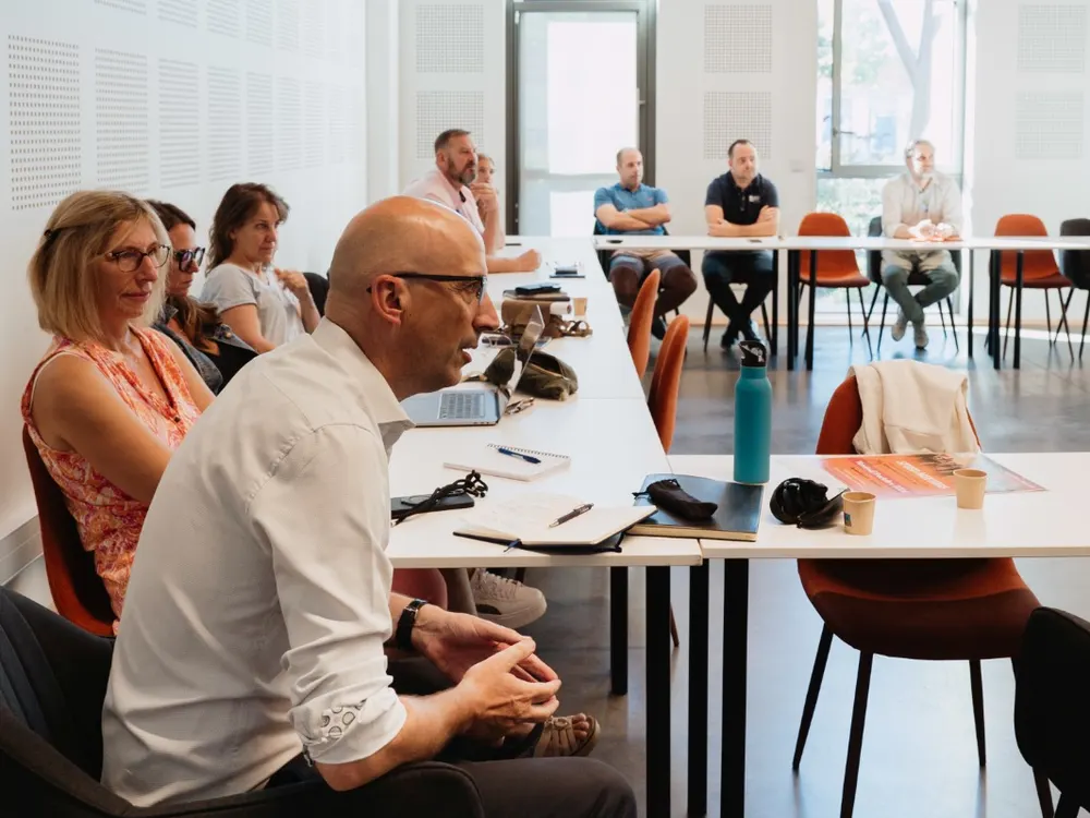 Échanges entre les membres autour de la table