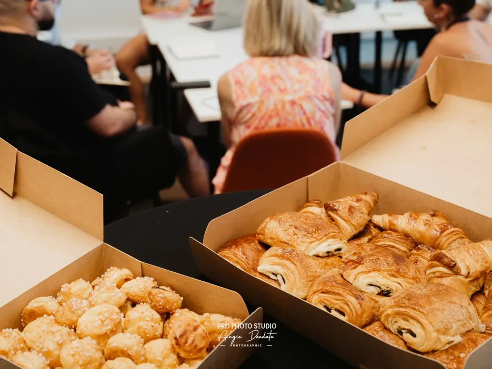 Viennoiseries et chouquettes pour le petit-déjeuner