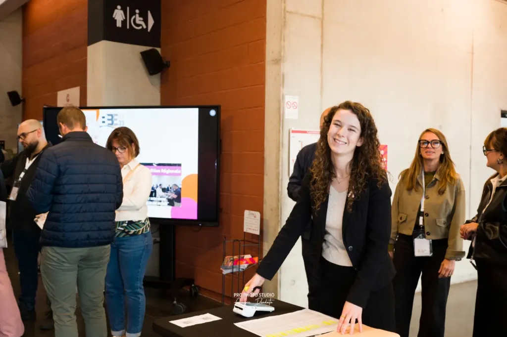 Camille, de l’Espace Étincelle, à l’accueil des participants
