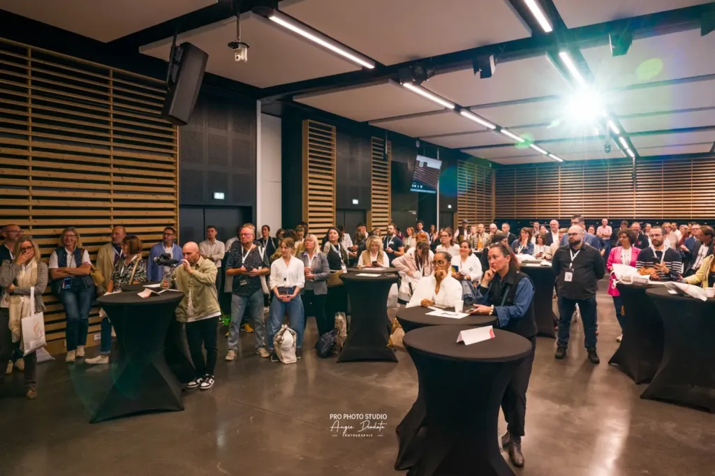 La salle attentive, debout autour des mange-debout