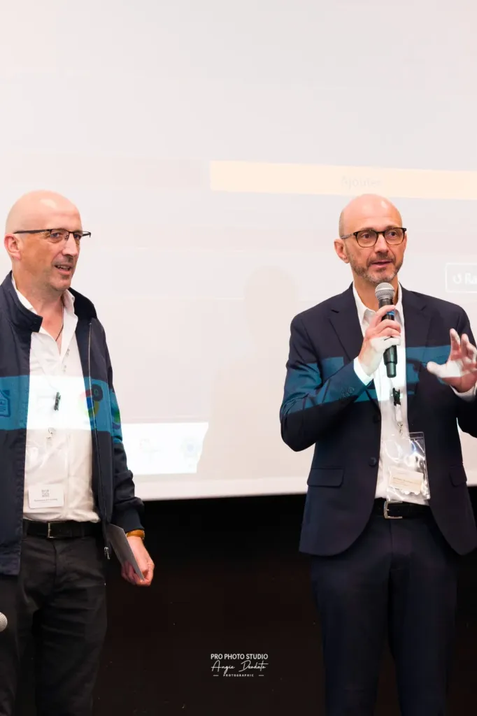 Xavier sur scène, à côté du directeur de l'hôpital de Bergerac qui parle au micro