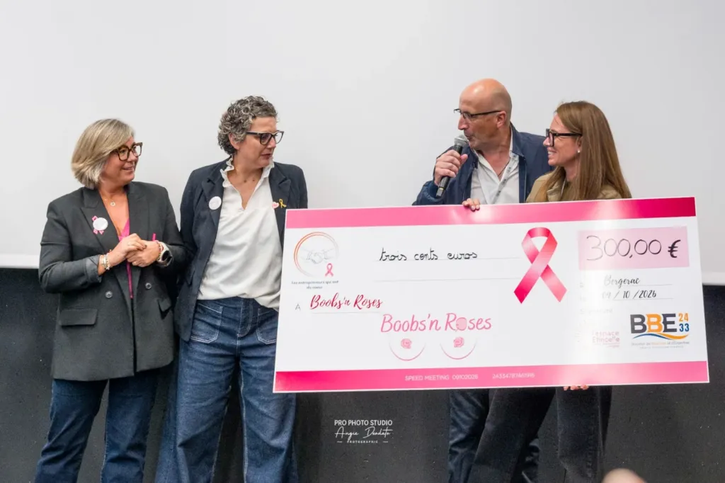 Xavier et Leslie présentent le chèque de 300 € aux représentantes de Boobs’n Roses
