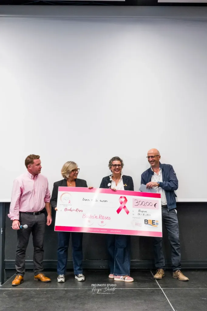 Les représentantes de Boobs’n Roses tiennent le chèque de 300 €, entourées de Xavier et du directeur de l'espace Étincelle