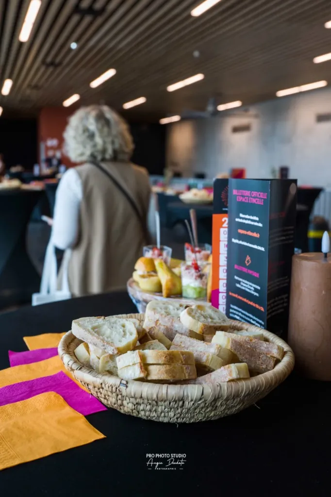 Le buffet déjeunatoire : pain, verrines et bouchées sur les mange-debout